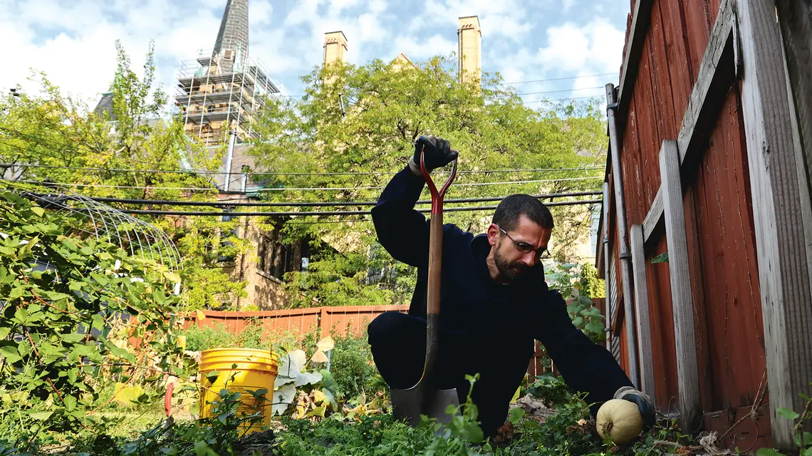 Benedyktyński mnich ojciec Timothy Ferrell usuwa chwasty podczas pracy w ogrodzie domu gościnnego w Klasztorze Świętego Krzyża w Chicago, 20 września 2024 r. fot. Antonio Perez/Chicago Tribune/ Tribune News Service/Getty Images