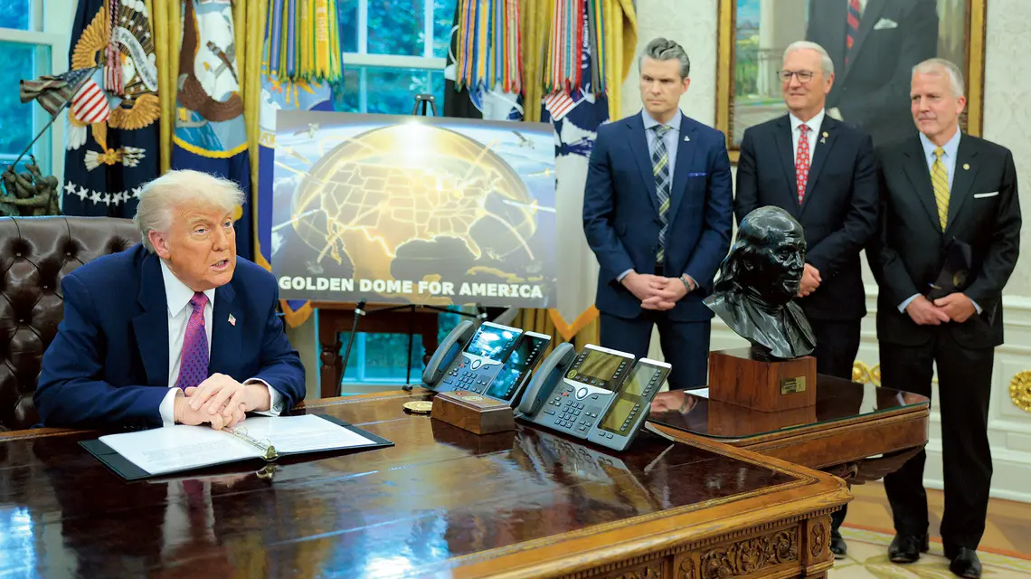 Prezydent USA Donald Trump ogłosił swoje plany dotyczące „Złotej Kopuły". W Gabinecie Owalnym towarzyszą prezydentowi sekretarz obrony Pete Hegseth, senator Kevin Cramer i senator Dan Sullivan Waszyngton, Biały Dom, 20 maja 2025 r. fot. Chip Somodevilla/ Getty Images