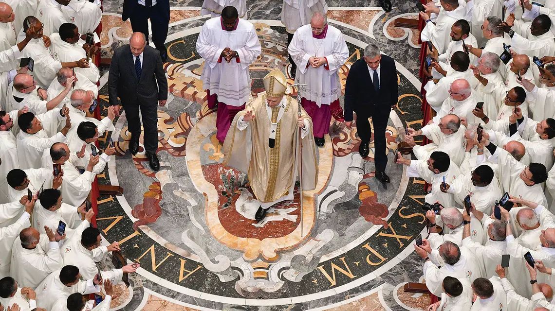 Leon XIV błogosławi prezbiterom w Bazylice św. Piotra. Podczas mszy w uroczystość Najświętszego Serca Jezusa papież udzielił święceń prezbiteratu 32 diakonom. Watykan, 27 czerwca 2025 r. fot. Vatican Media/ Vatican Pool/Getty Images