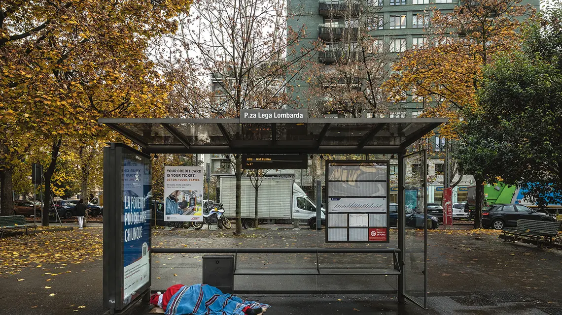 Dzieło włoskiego artysty Andrei Villi przedstawiające Świętego Mikołaja jako bezdomnego leżącego na przystanku autobusowym jest częścią kampanii społecznej fundacji Progetto Arca, skupiającej się na rosnącym ubóstwie. Według Eurostatu we Włoszech co dziesiąty pracownik nie jest w stanie utrzymać się pomimo wykonywania zawodu, Mediolan 5 grudnia 2025 r. fot. Emanuele Cremaschi/Getty Images