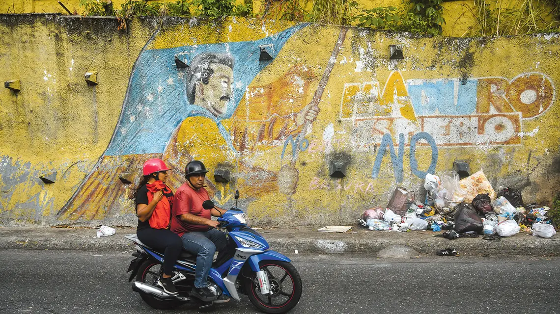 Mural w Caracas, stolicy Wenezueli, przedstawiający porwanego przez Amerykanów Nicolasa Maduro. Po sfałszowanych w 2018 roku wyborach Maduro przestał być uznawany za legalnego przywódcę kraju przez USA, większość państw Ameryki Łacińskiej i kilkanaście państw Europy fot. Carlos Becerra/ Getty Images