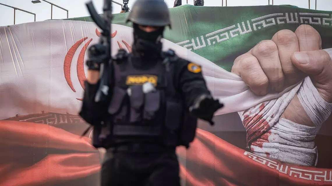 Siły specjalne pilnują porządku podczas prorządowej demonstracji w Teheranie 12 stycznia fot. Morteza Nikoubazl/NurPhoto/Getty Images