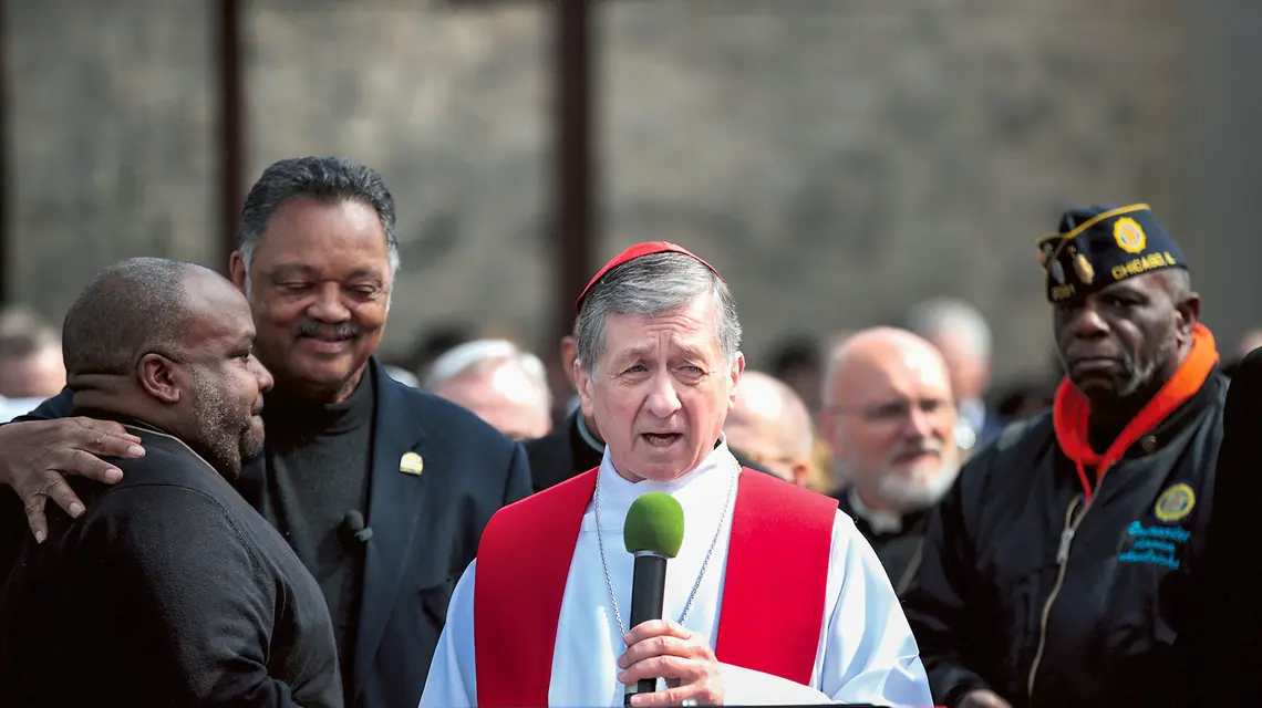 Kardynał Blase Cupich jest jednym z amerykańskich biskupów otwarcie sprzeciwiających się antyimigracyjnej polityce Donalda Trumpa. Na zdjęciu: przemówienie podczas marszu przeciwko przemocy w jednej z najbardziej niebezpiecznych dzielnic Chicago - Englewood, 14 kwietnia 2017 r. fot. Scott Olson/ Getty Images