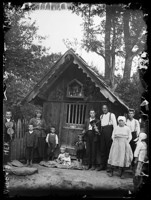 Mieszkańcy wsi Sól w Beskidzie Żywieckim przed drewnianą kapliczką w 1928 roku fot. Leopold Węgrzynowicz/zbiory Muzeum Etnograficznego w Krakowie