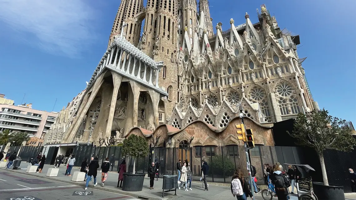  Sagrada Familia – secesyjny kościół zaprojektowany przez sługę Bożego Antoniego Gaudiego. Budowę rozpoczęto w 1882 r. W 2010 wciąż nieukończoną budowlę konsekrował Benedykt XVI, podnosząc do godności bazyliki mniejszej fot. ks. Wojciech Nowicki