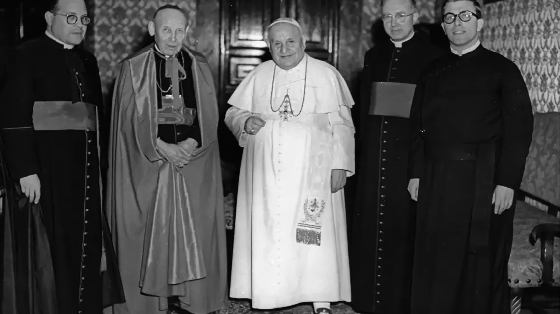  W dniu Pięćdziesiątnicy, 5 czerwca 1960 r., papież Jan XXIII powołał do życia Sekretariat ds. Popierania Jedności Chrześcijan. Na zdjęciu pierwsi pracownicy Sekretariatu (od lewej): ks. prałat Jean-François Arrighi, kard. Augustin Bea, ks. prałat (późniejszy kardynał) Johannes Willebrands i o. Thomas Stransky fot. Materiały prasowe/Dykasteria ds. Popierania Jedności Chrześcijan