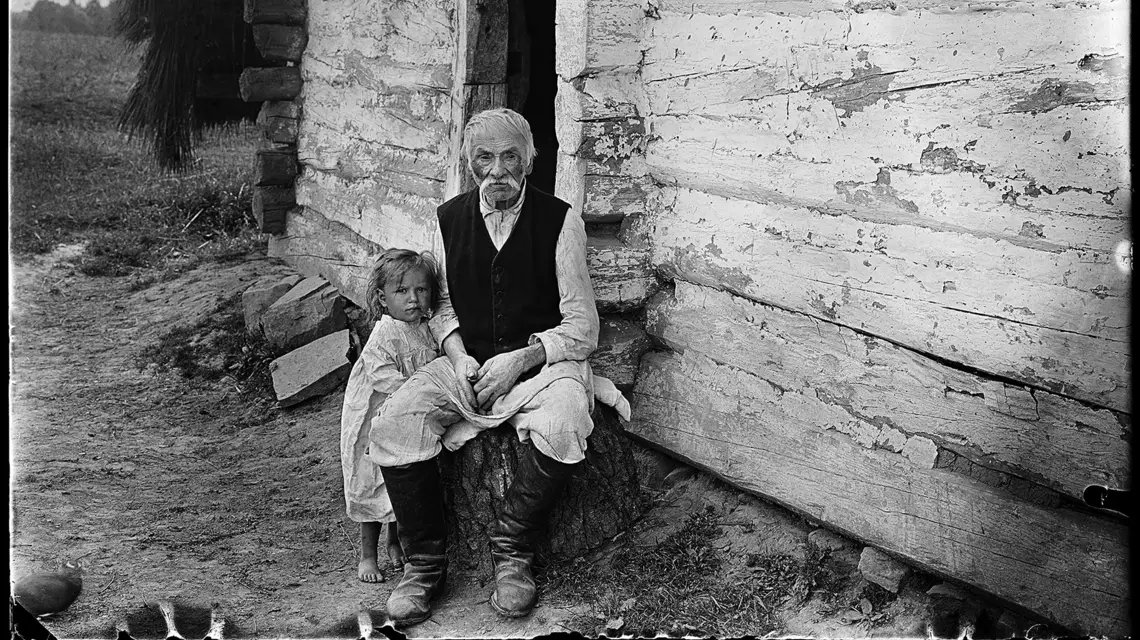 Mężczyzna z dzieckiem we wsi Brzeziny na Podkarpaciu w 1912 r. Na Kresach Wschodnich, w przeciwieństwie do innych ziem polskich, częściej spotykano wielką rodzinę fot. Stanisław Hupka/ Muzeum Etnograficzne w Krakowie