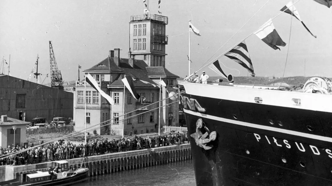 Kapitanat portu, po prawej statek Piłsudski, Gdynia 1935 r. fot. NAC