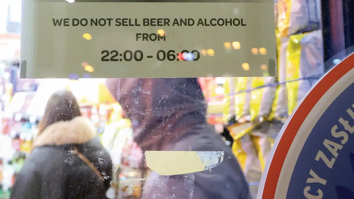 W stolicy wszedł w życie pilotażowy zakaz nocnej sprzedaży alkoholu. Ograniczenia obowiązują na terenie Śródmieścia oraz Pragi-Północ i dotyczą sklepów oraz stacji benzynowych, Warszawa, 1 listopada 2025 r. fot. Wojciech Olkusnik/East News