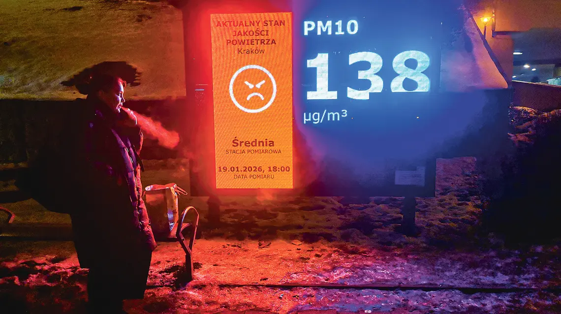 Informacja o II stopniu zagrożenia smogowego w Krakowie 9 stycznia 2026 r. 11 dni później, jak donosił Polski Alarm Smogowy, normy dla pyłów PM2.5 były przekroczone 12-, a dla pyłów PM10 5-krotnie fot. Beata Zawrzel/REPORTER/EAST NEWS