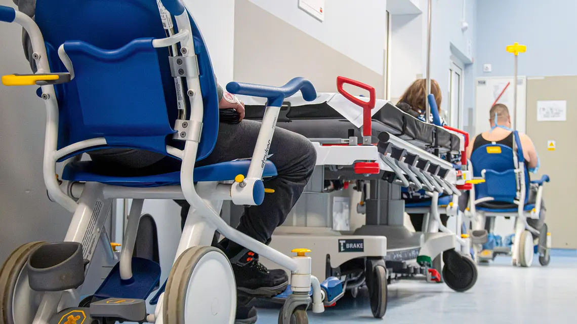 Ministerstwo Zdrowia planuje restrukturyzację sieci szpitali. Na zdjęciu pacjenci oczekujący na SOR Kresowego Szpitala Wojskowego, Żary, luty 2026 r. fot. NewsLubuski/East News