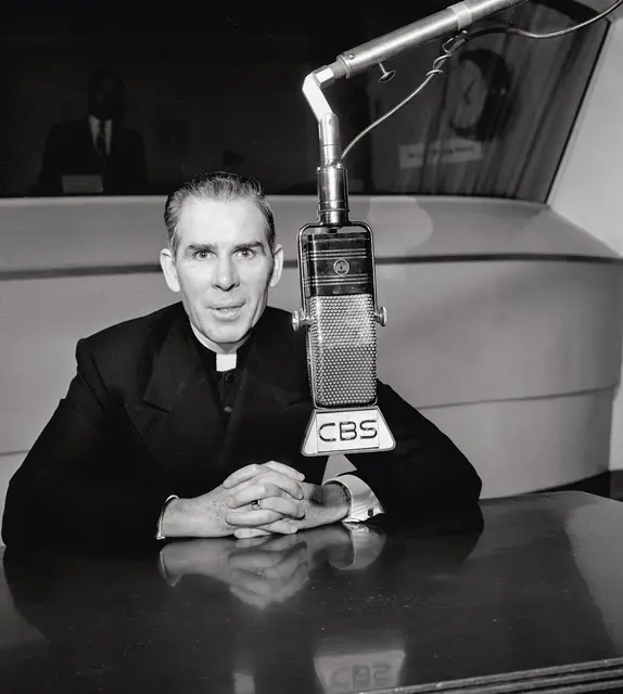 Arcybiskup Fulton J. Sheen przed mikrofonem radia CBS, Los Angeles, 28 września 1951 r. CBS Photo Archive/Contributor/getty images