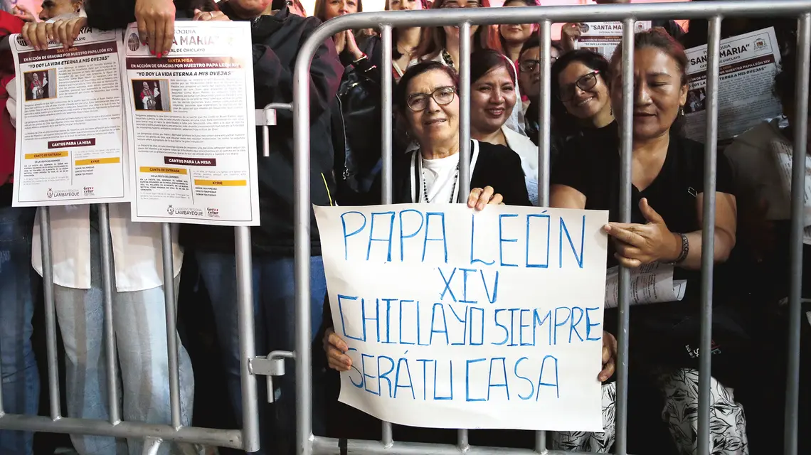 Chiclayo zawsze będzie twoim domem – taki transparent rozwiesili wierni podczas mszy świętej z okazji wyboru Leona XIV 10 maja 2025 r. w Chiclayo. Robert Prevost, wybrany 8 maja 2025 r. nowym papieżem, przez wiele lat pracował jako misjonarz w Peru, a w latach 2014–2023 był biskupem Chiclayo
