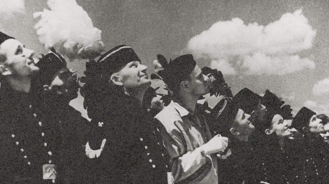 Górnicy z kopalni „Dorota” podczas zawodów szybowcowych w 1936 r. To właśnie w takich wspólnotach przetrwała śląska „godka” fot. NARODOWE ARCHIWUM CYFROWE