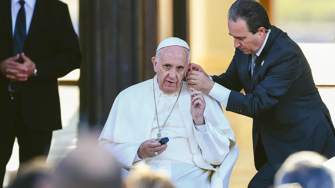 Papież Franciszek przygotowuje się do wysłuchania przemówienia prezydenta Gruzji podczas swojej pielgrzymki na Kaukaz, 30 września 2016 r. fot. VINCENZO PINTO/AFP/EAST NEWS