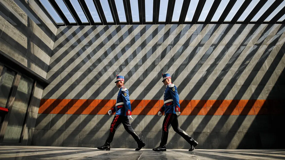 Żołnierze składają wieńce w hołdzie Romom deportowanym do Naddniestrza – tego samego regionu, w którym w czasie wojny służył ks. Ilie Lăcătușu, Bukareszt, 2 sierpnia 2019 r. fot. Vadim Ghirda/AP/EAST NEWS