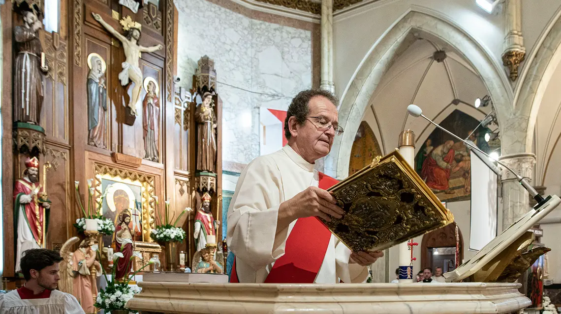 Diakon Andrzej Lewandowski podczas jubileuszowych obchodów 150-lecia parafii św. Stanisława w Nowym Jorku, 8 maja 2022 r. fot. Wojciech KUBIK/East News