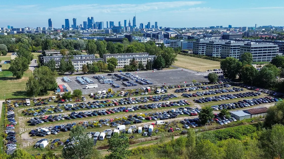 Nowelizacja przepisów w 2026 roku ułatwia sądom orzekanie przepadku pojazdu, który trafi m.in. na taki policyjny parking depozytowy jak ten w Warszawie Fot. Wojciech olkuśnik/East News