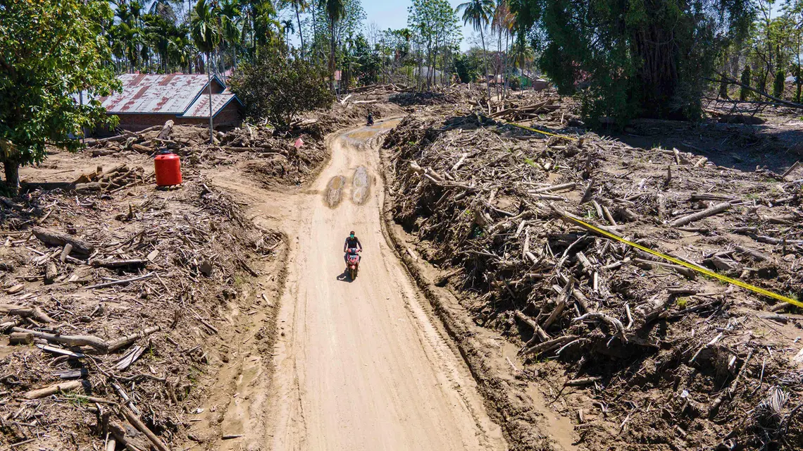 Prowincja Aceh w Indonezji wciąż czeka na pomoc. Od tragicznych powodzi i monsunu z końca ubiegłego roku minęły miesiące, a około 32 tys. ocalałych nadal koczuje w namiotach bez stałego schronienia. W regionie, gdzie zginęło ponad tysiąc osób, narasta frustracja rodzin spowodowana opieszałością władz i brakiem szans na szybki powrót do domów, 22 lutego 2026 r. Fot. CHAIDEER MAHYUDDIN/AFP/east news