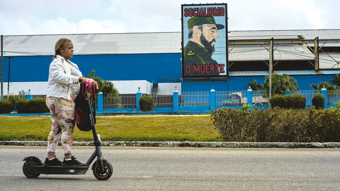 Socjalizm albo śmierć – głosi plakat z podobizną Fidela Castro na jednej z ulic Hawany, 19 marca 2026 r. fot. Ramon Espinosa/ Associated Press/East News