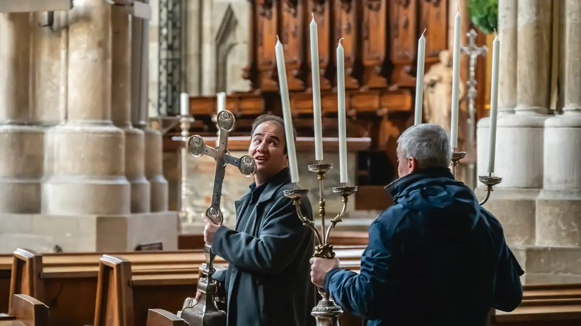 Świeccy mężczyźni przygotowują ołtarz w katedrze św. Szczepana w Wiedniu, 4 grudnia 2024 r. fot. PDerrett/Getty Images
