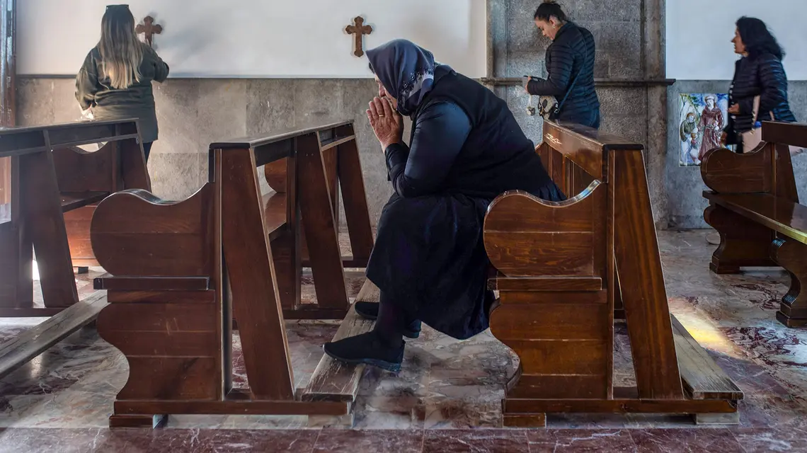 Wielka Sobota w sanktuarium św. Antoniego. Po latach religijnych prześladowań i państwowego ateizmu (1967–1990) miejsce to ponownie stało się centrum religijnym kraju, Laç, 19 kwietnia 2025 r. fot. Gian Marco Benedetto/Getty Images