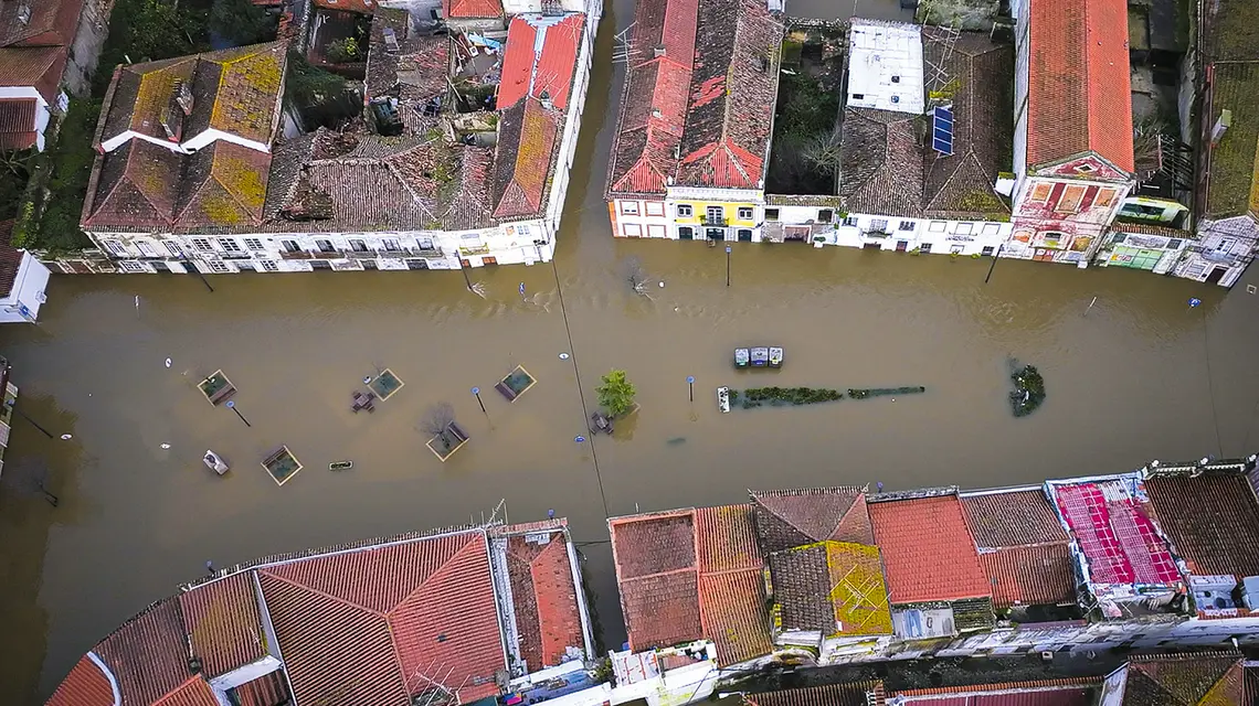  Malownicza miejscowość Ribeira de Santarem ucierpiała, gdy po intensywnych opadach deszczu rzeka Tag wystąpiła z brzegów, 6 lutego 2026 r. fot. Stringer/Anadolu/ Getty Images