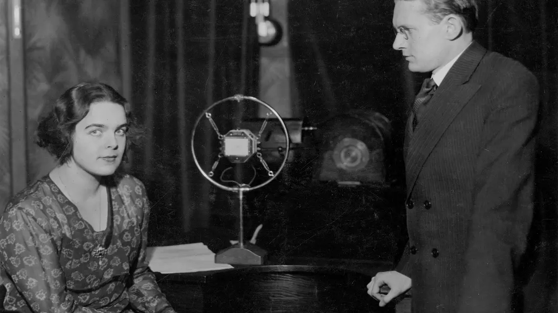 Wywiad Tadeusza Bocheńskiego z aktorką Zofią Batycką, zdobywczynią tytułu Miss Polonia w 1930 r., w Polskim Radiu, 1930–1932 fot. NAC