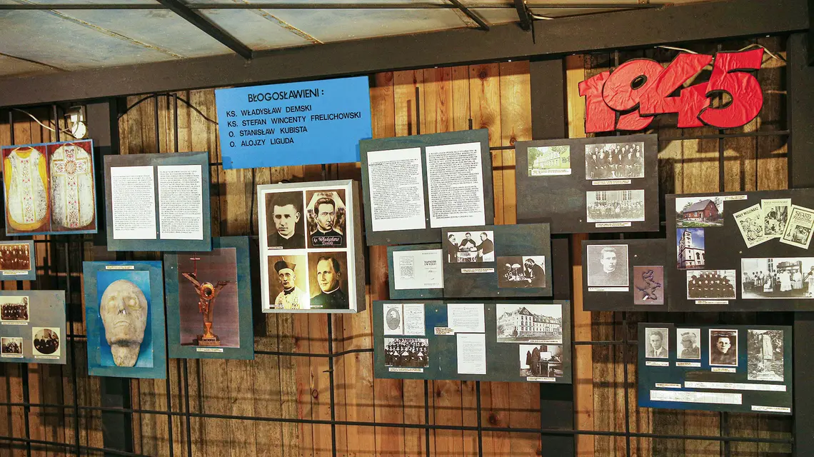 Wystawa „Błogosławieni męczennicy obozu Stutthof” zorganizowana w 2020 r. na terenie byłego niemieckiego nazistowskiego obozu koncentracyjnego Stutthof. Więźniem tego obozu był w 1940 r. ks. Stefan Wincenty Frelichowski fot. MONK PRESS/East News