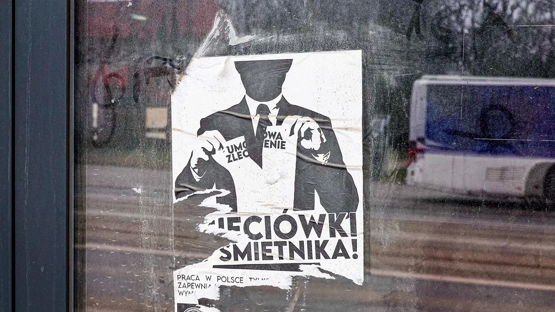 Plakat na jednej z ulic Łodzi, kwiecień 2025 r. Według danych GUS-u z września 2025 r. wyłącznie na umowach zlecenie lub pokrewnych pracowało w Polsce 1,5 mln osób. Liczba ta od kilku lat rośnie fot. Piotr Kamionka/REPORTER/East News