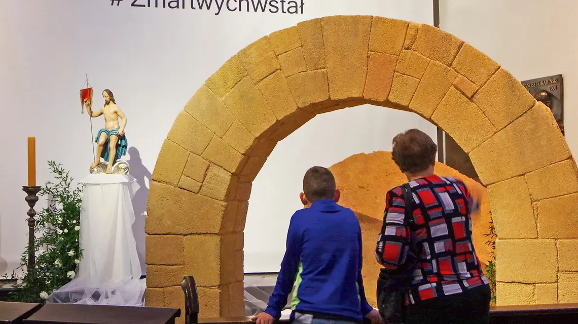 Symboliczy pusty grób, Bazylika Archikatedralna pw. Męczeństwa św. Jana Chrzciciela w Warszawie, 22 kwietnia 2025 r. Fot. Zofia i Marek Bazak/East News