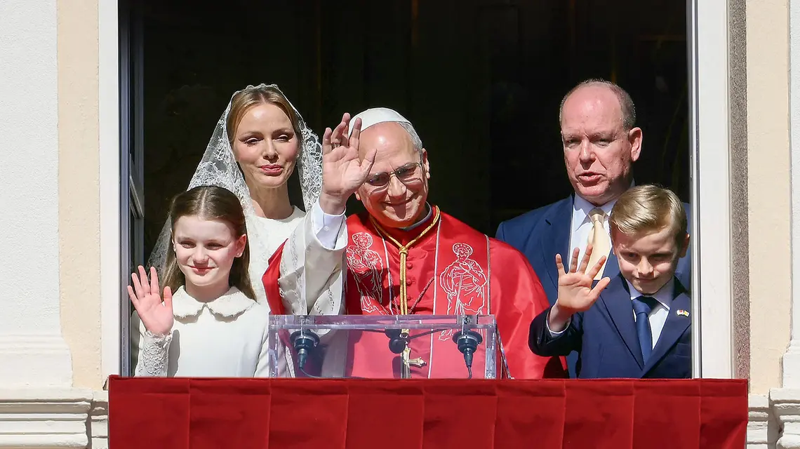 Papież w towarzystwie księcia Alberta II, jego żony księżnej Charlene oraz dzieci: Gabrieli i Jakuba, 28 marca 2026 r. fot. VALERY HACHE/AFP/East News