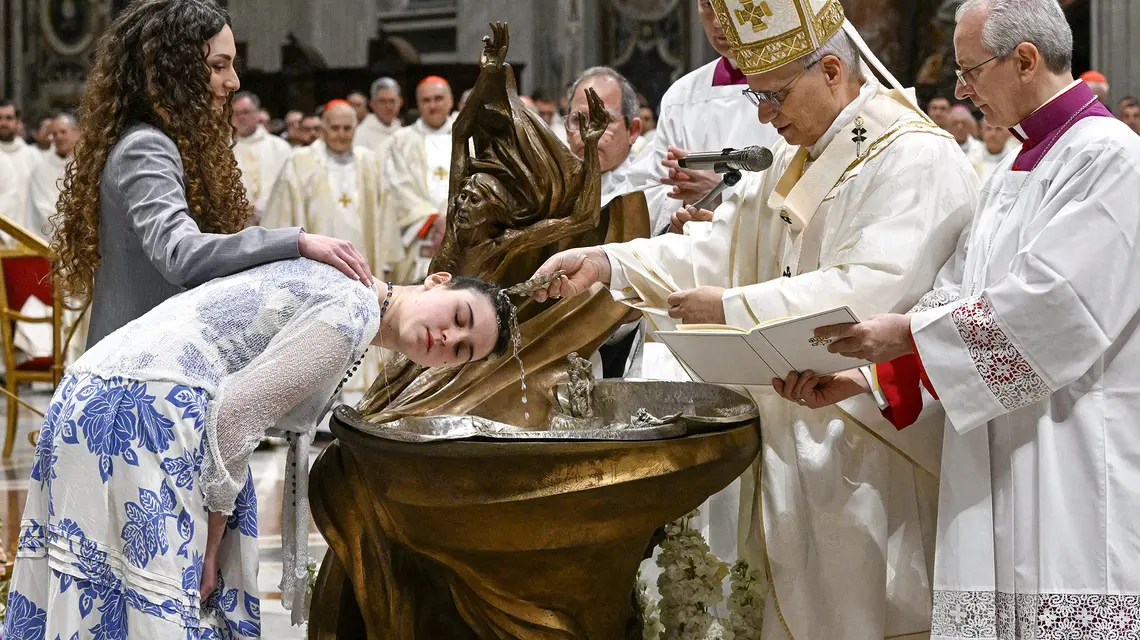Leon XIV udziela chrztu podczas Wigilii Paschalnej w Bazylice św. Piotra, Watykan, 4 kwietnia 2026 r. fot. Matteo Pernaselci/VM/Abaca/East News 
