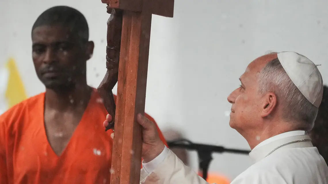 Papież Leon XIV z wizytą u osadzonych w więzieniu podczas swojej pielgrzymki do Afryki, Bata, Gwinea Równikowa, 22 kwietnia 2026 r. fot. Andrew Medichini/AP/East News