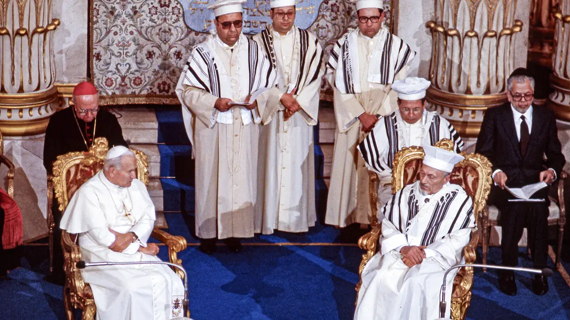 Historyczna wizyta Jana Pawła II w Synagodze Większej w Rzymie, 13 kwietnia 1986 r. Wtedy w Polsce nie wzbudziła ona jasno wyrażonego sprzeciwu fot. Edoardo Fornaciari/Getty Images