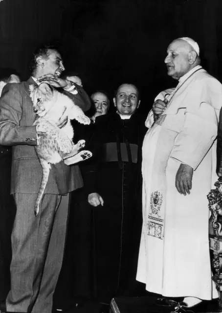 Papież Jan XXIII przygląda się lwiątku, które trzyma członek zespołu Cyrku Togni, Watykan, 1960 r. fot. Mondadori/Getty Images
