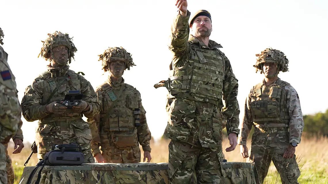 Książę William, następca brytyjskiego tronu, i pułkownik Gwardii Walijskiej oglądają pokaz nowego sprzętu w obozie Bulford, 18 marca 2026 r. Fot. Finnbarr Webster/Getty Images