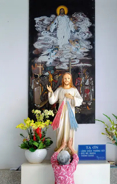 W wietnamskiej społeczności katolickiej wizerunek Jezusa Miłosiernego otaczany jest dużą czcią, spotkać go można w wielu kościołach i kaplicach, Ho Chi Minh, Wietnam, 1 czerwca 2025 r. Fot. Godong/Getty Images