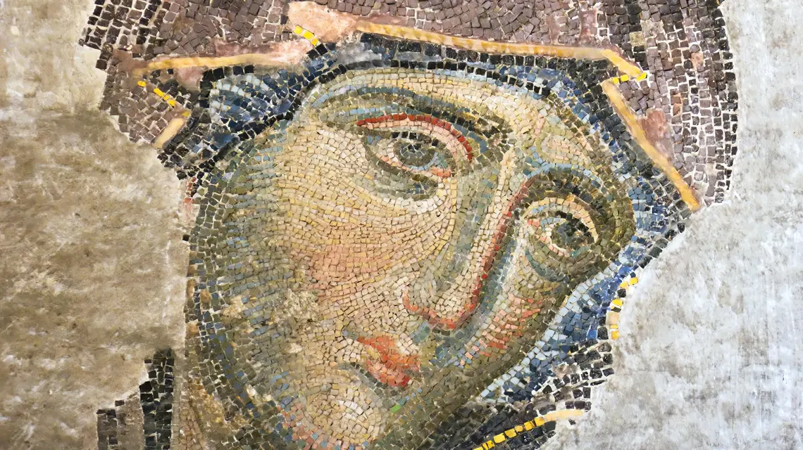 Mozaika z XIII wieku, przedstawiająca Matkę Boską. Znajduje się w górnej galerii świątyni Hagia Sophia w Stambule w Turcji fot. zn/mGetty Images