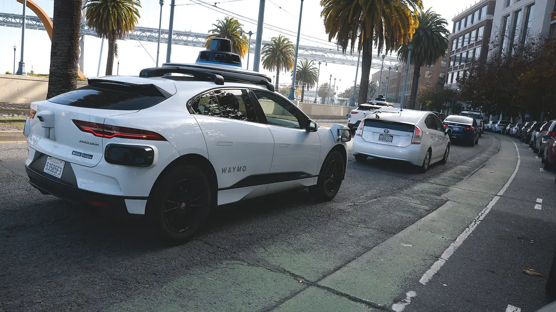 Autonomiczne taksówki na ulicach San Francisco, grudzień 2025 roku fot. Justin Sullivan/ Getty Images