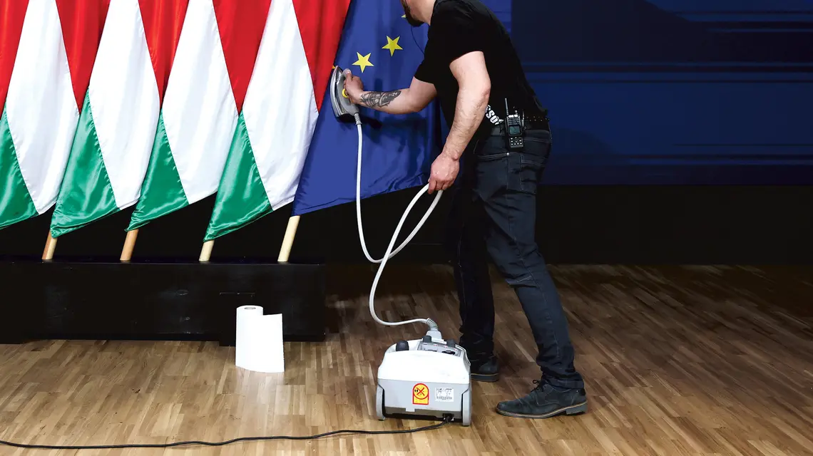 Przed konferencją prasową Pétera Magyara – lidera zwycięskiej partii Tisza, 13 kwietnia 2026 r. fot. Jakub Porzycki/NurPhoto/Getty Images