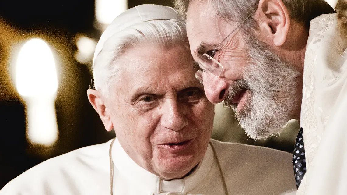 Benedykt XVI rozmawia z rabinem Riccardo di Segnim podczas wizyty w rzymskiej synagodze, 17 stycznia 2010 r. fot. Alessandra Benedetti/Corbis/Getty Images