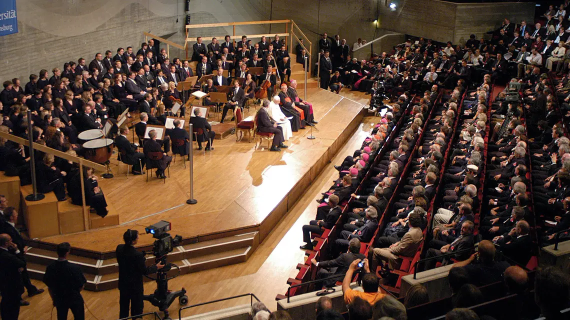 Podczas wykładu wygłoszonego na uniwersytecie w Ratzybonie papież Benedykt XVI apelował o prawdziwy dialog między religiami, kulturami i nauką – oparty na wspólnym fundamencie rozumu, 12 września 2006 r. fot. Arturo Mari/ L'Osservatore Romano/ atican Pool/Getty Images