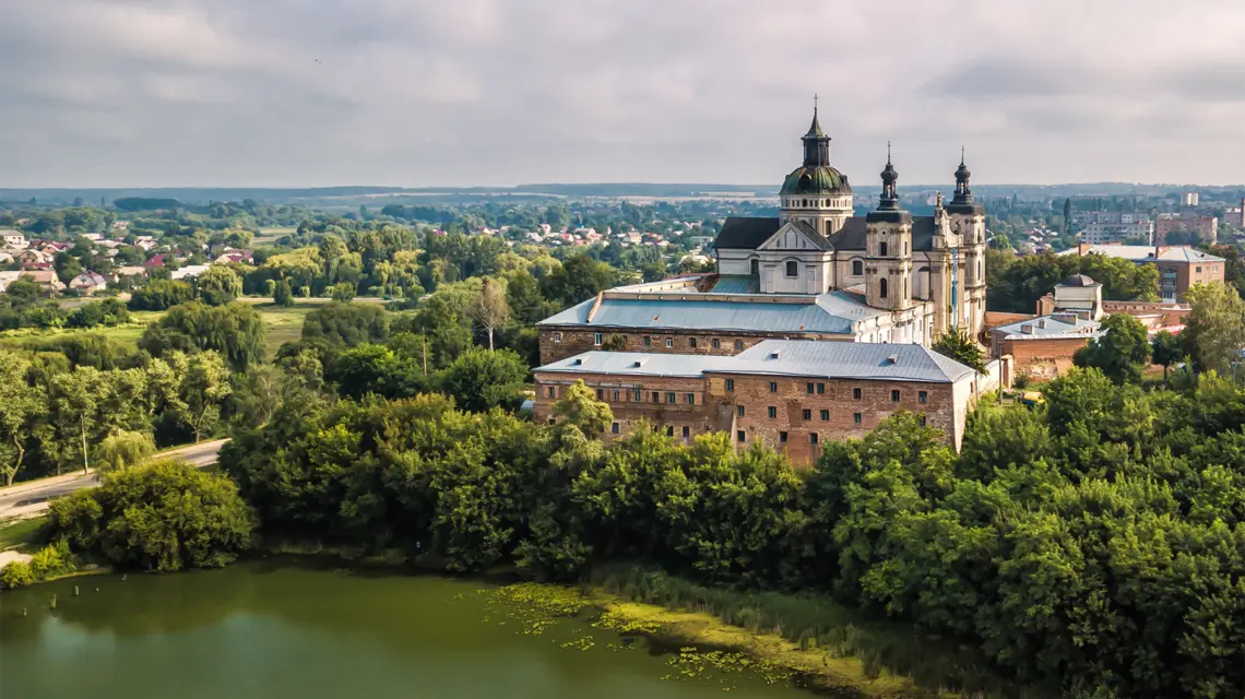 Narodowe Sanktuarium Matki Bożej Szkaplerznej w Berdyczowie bywa określane sercem Ukrainy | fot. Berimorkin/Adobe Stock