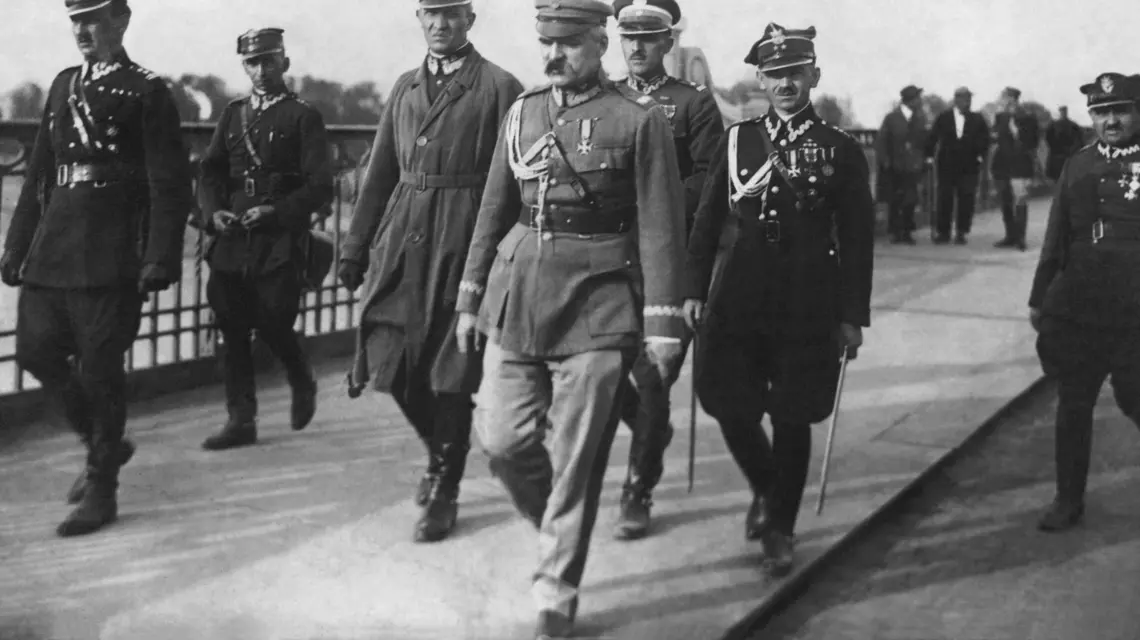 Józef Piłsudski na Moście Poniatowskiego, 12 maja 1926 r., na czele wiernych sobie oddziałów. Marszałek zajął warszawską Pragę i zażądał od prezydenta Stanisława Wojciechowskiego dymisji rządu Wincentego Witosa Fot. LASKI DIFFUSION/ East News