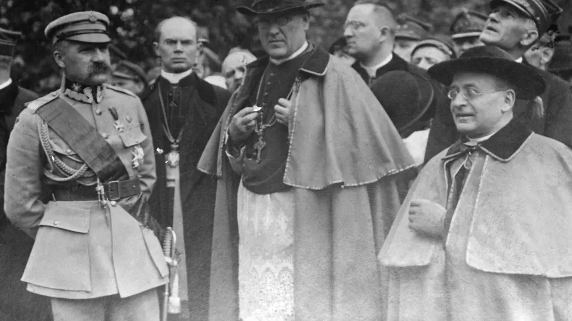 Naczelnik Józef Piłsudski, metropolita warszawski abp Aleksander Kakowski i nuncjusz apostolski abp Achilles Ratti (późniejszy papież Pius XI) w czasie obchodów setnej rocznicy śmierci Napoleona, Warszawa, 5 maja 1921 r. fot. Danuta B. Łomaczewska/East News