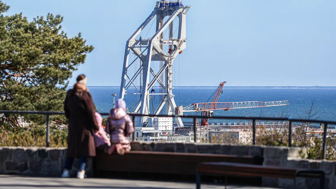 Gigantyczny dźwigowiec w gdyńskim porcie. Maszyna odgrywa kluczową rolę w montażu fundamentów pod farmę wiatrową na Bałtyku, Gdynia, 9 kwietnia 2026 r. | fot. Kamil Gozdan/East News