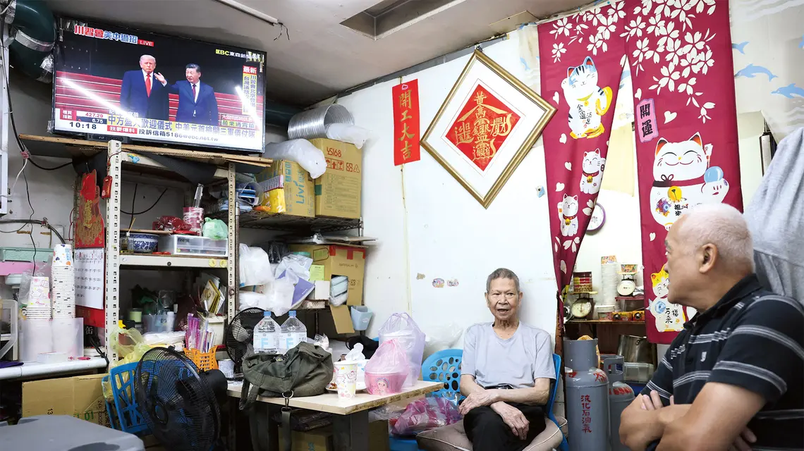 Klienci restauracji w Tajpeju, stolicy Tajwanu, śledzą relację ze spotkania Donalda Trumpa i Xi Jinpinga, 14 maja 2026 r. | fot. I-hwa Cheng/AFP/East News