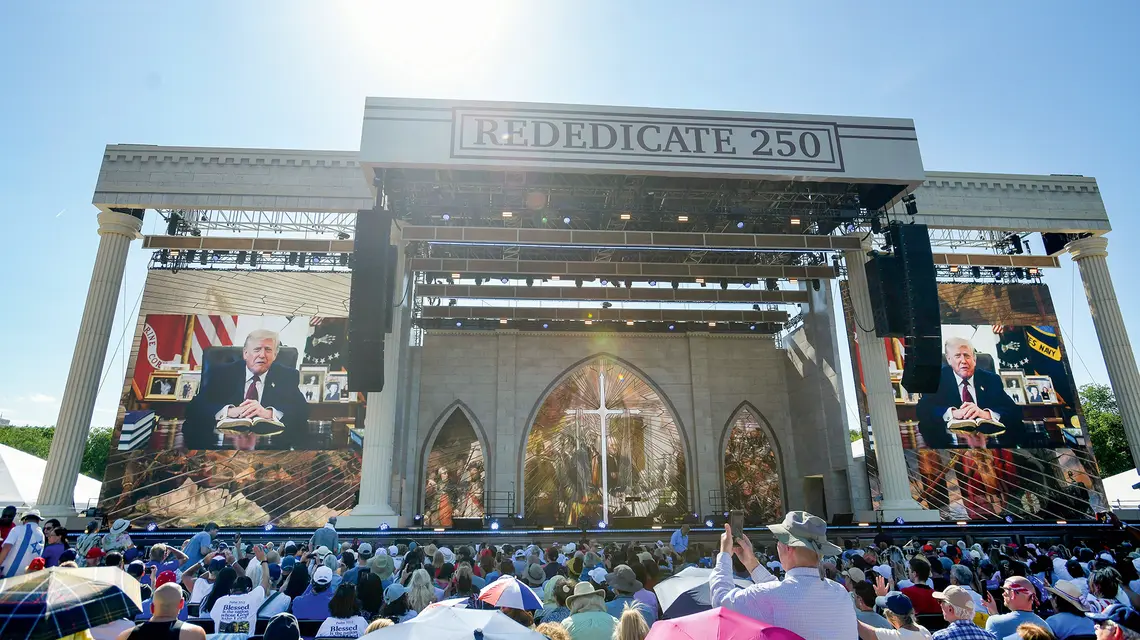 Modlitwa na National Mall w Waszyngtonie podczas emisji nagranego przemówienia Donalda Trumpa. Religijno-patriotyczne zgromadzenie „Rededicate 250” zorganizowano w ramach obchodów 250-lecia niepodległości Stanów Zjednoczonych, USA, 17 maja 2026 r. | fot. Rod Lamkey/AP/East News