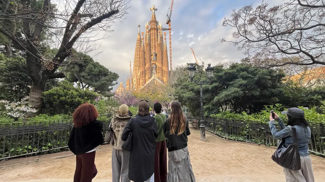 Sagrada Família górująca nad Barceloną. Po zamontowaniu krzyża na Wieży Jezusa świątynia ma 172,5 m wysokości i jest najwyższym kościołem na świecie | fot. Joan Valls/Getty Images